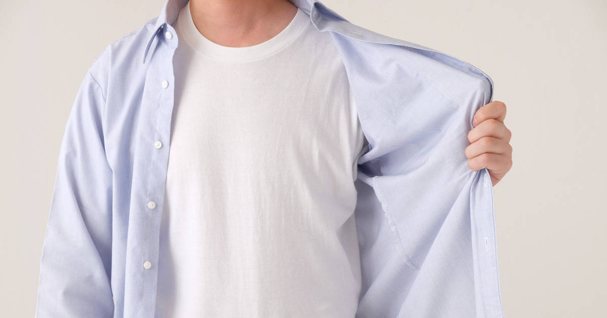 ワイシャツに肌着は必要？ 透けないインナーを選ぶポイント