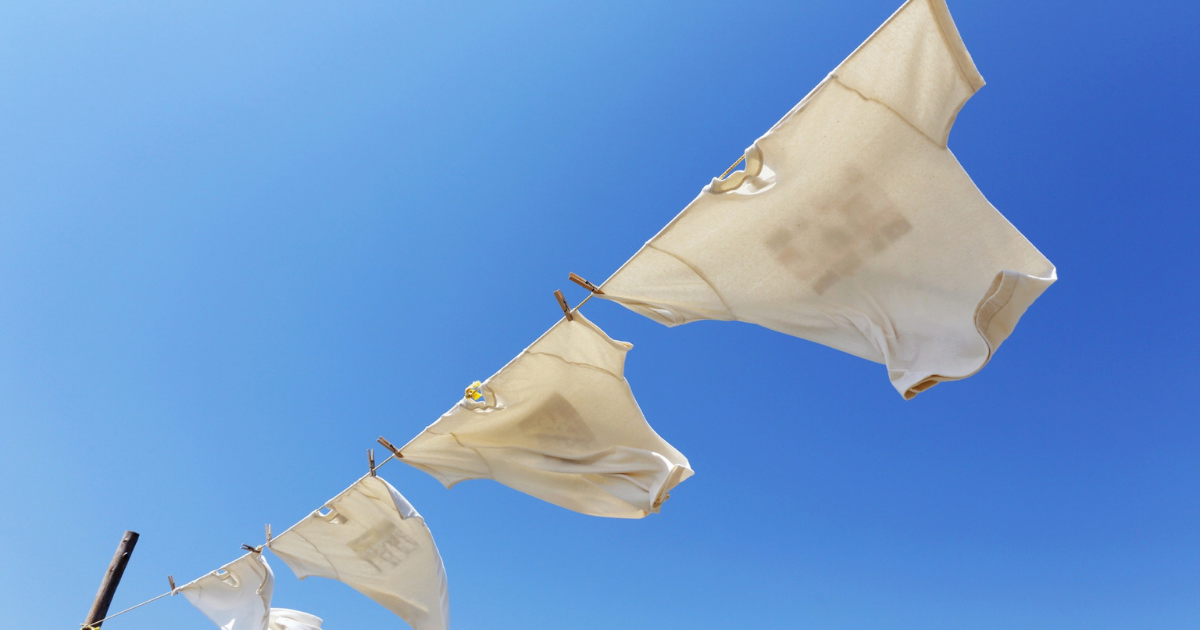 汗をたっぷり吸い込んだ衣類のニオイ＆シミを洗い落とそう！洗濯前の対処とは？