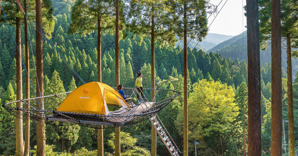 まるで子どもの頃に憧れた秘密基地！日本初の「樹上のテントサイト」で絶景テント泊を体験しよう