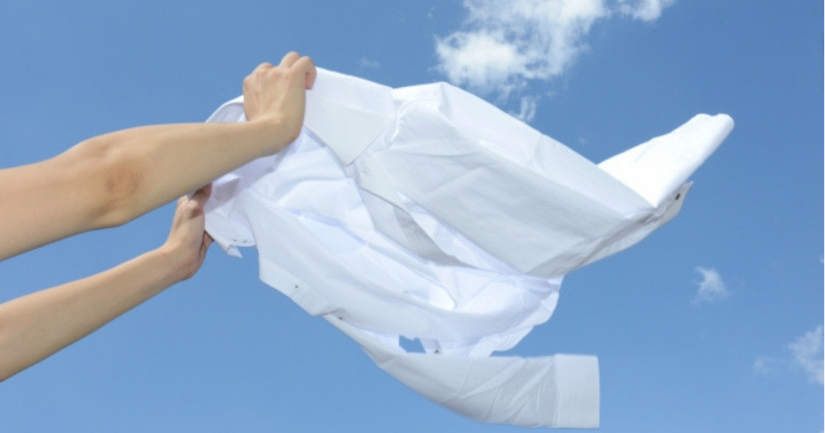 ワイシャツの襟汚れも洗濯でキレイに！頑固な襟汚れの落とし方と予防法をご紹介