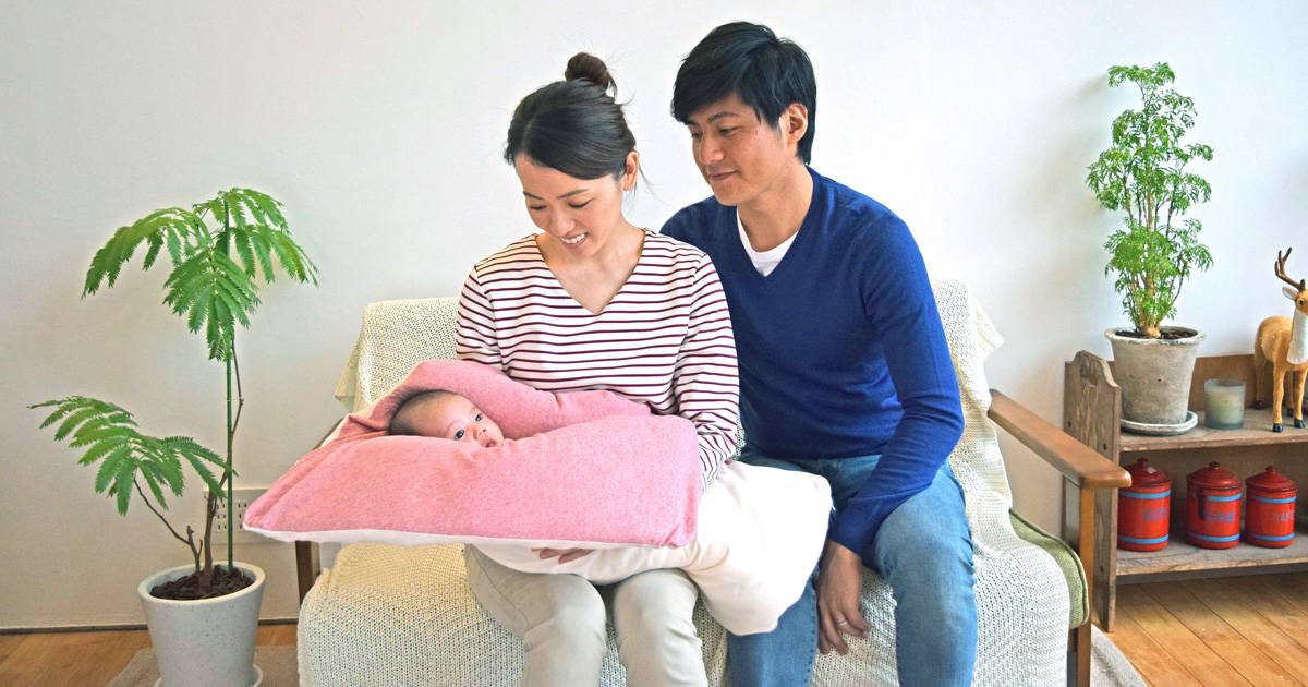 もうこれで寝かしつけに悩まない！抱っこして、寝かせて、移動するまで自由自在──育児を楽しくする「ぐっすり座布団」