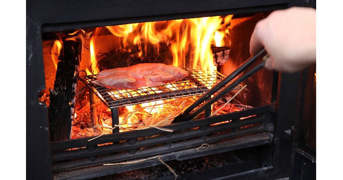家族から「パパかっこいい！」の声間違いなし!?薪焼き×藁焼きで調理する「自然の香りグランピングプラン」