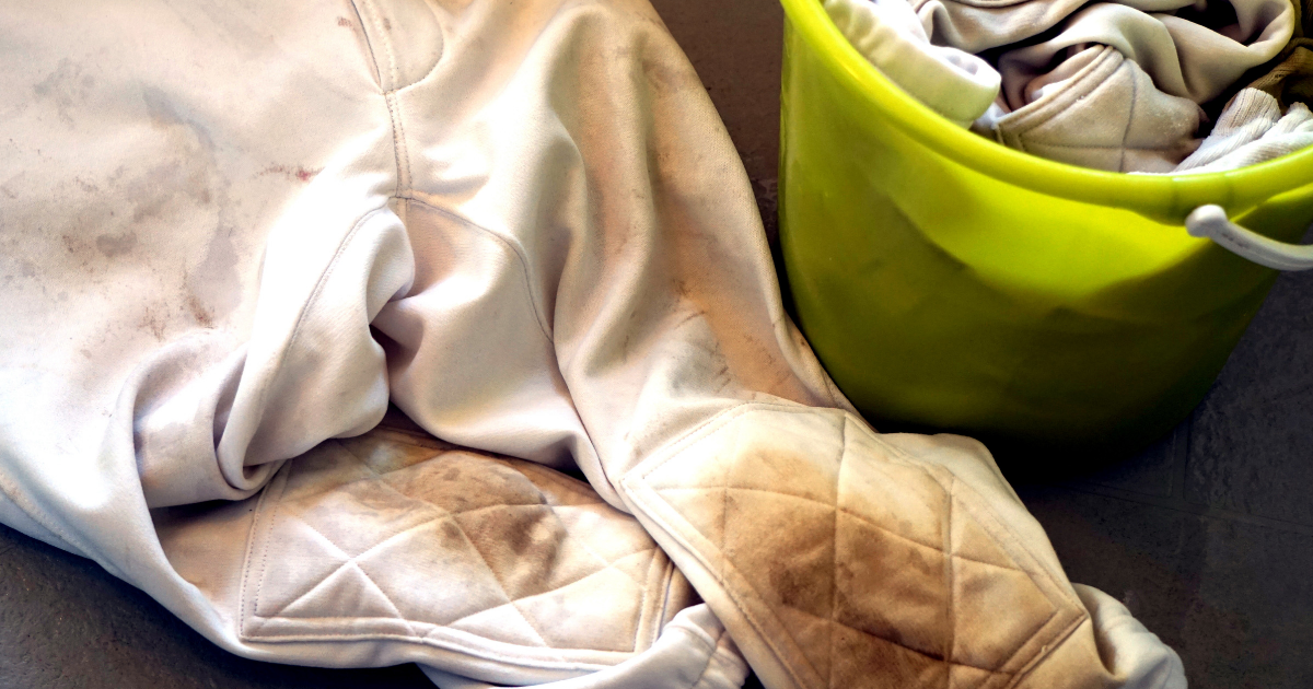 泥汚れがよく落ちるコツ！ 泥まみれの子ども服をキレイに洗う洗濯方法とは？