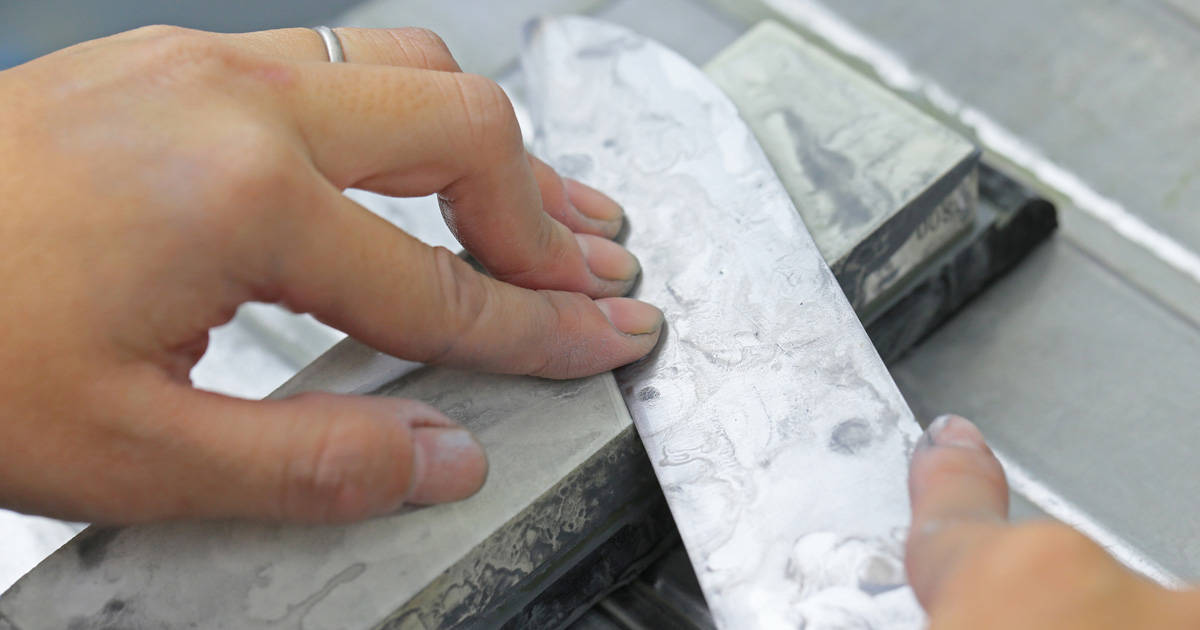 【包丁の研ぎ方】切れ味がたちまち復活！包丁研ぎの手順とコツ（両刃・片刃）