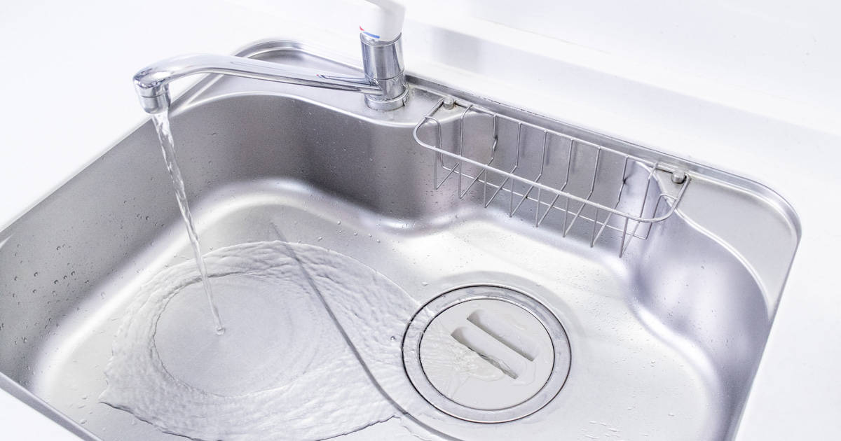 台所のシンクの掃除方法と掃除道具｜水垢や石鹸カスの白い汚れを洗い落としてピカピカに！