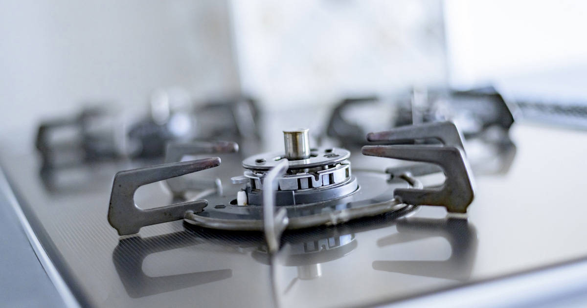 台所の油汚れをキレイに掃除する方法！ガスコンロのベトベトや焦げつきをピカピカに