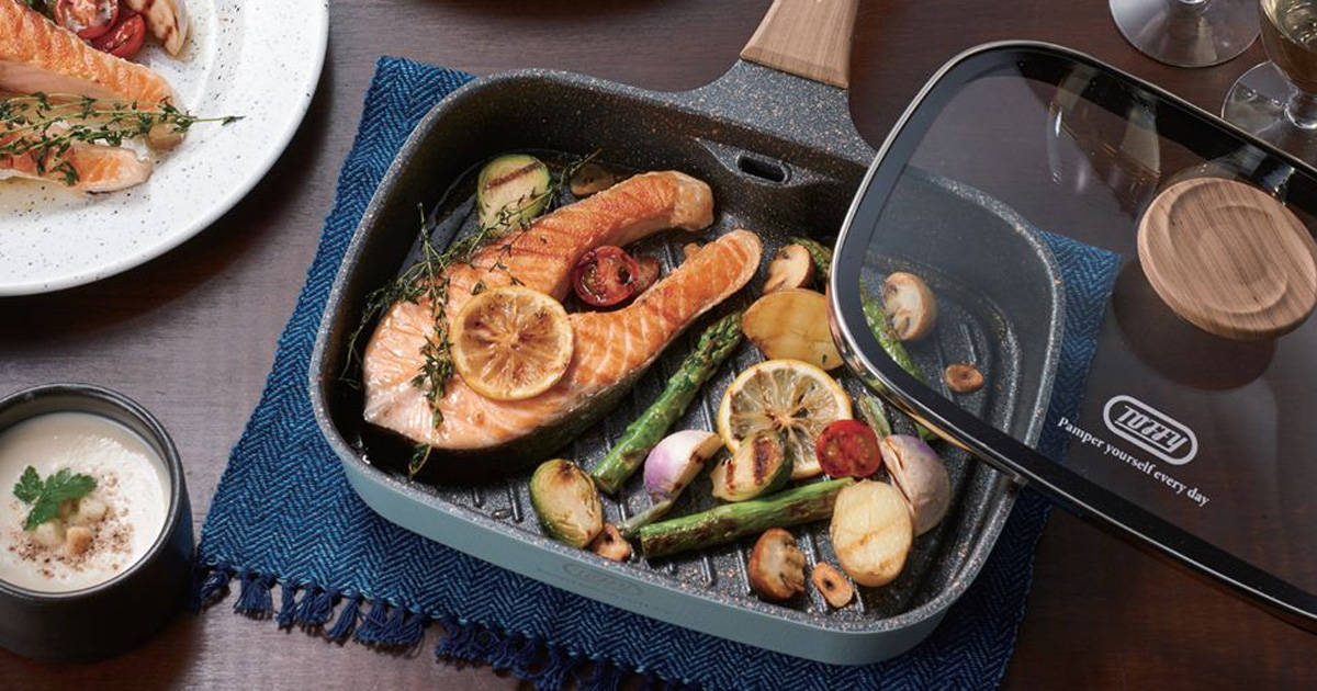 もうグリル料理の煙やニオイが気にならない！独自の無煙脱臭システムを採用した「Toffyスモークレスグリルパン」