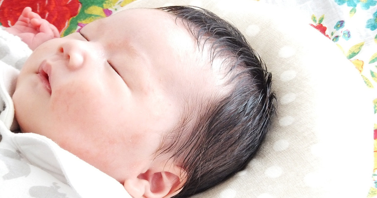 赤ちゃんにおすすめの枕10選！ ベビー枕が必要な理由やドーナツ型、傾斜型などのタイプも解説