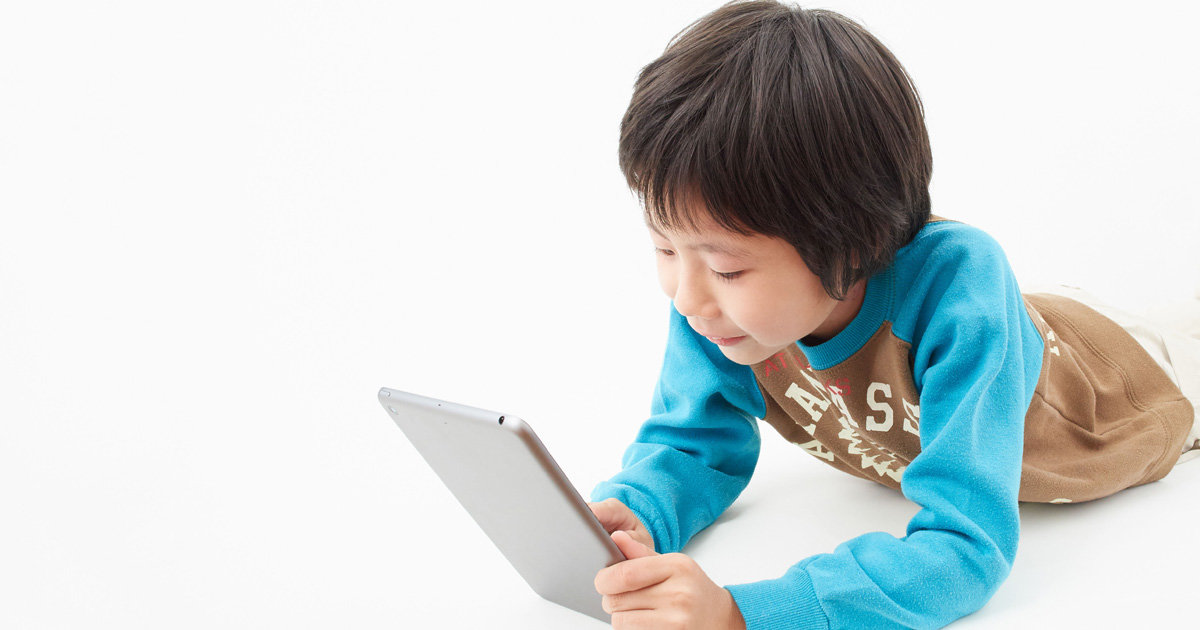 食事中のテレビはOKでYouTubeはダメ？　子どもの動画サイトの使い方を考える