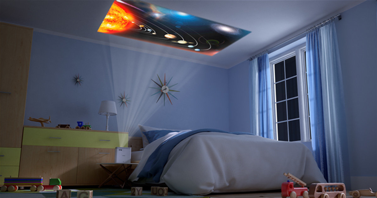 ゴロ寝しながら天井で動画を観られる！くつろぎ体験を得られる最新ホームプロジェクター
