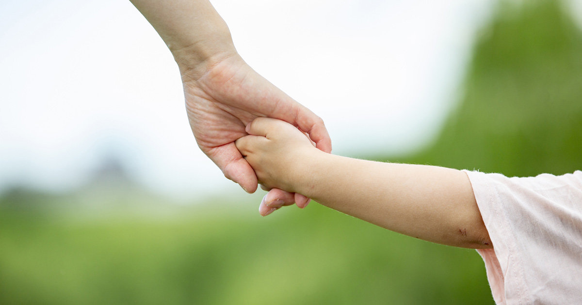 簡単に振りほどかれない！子どもとの手のつなぎ方