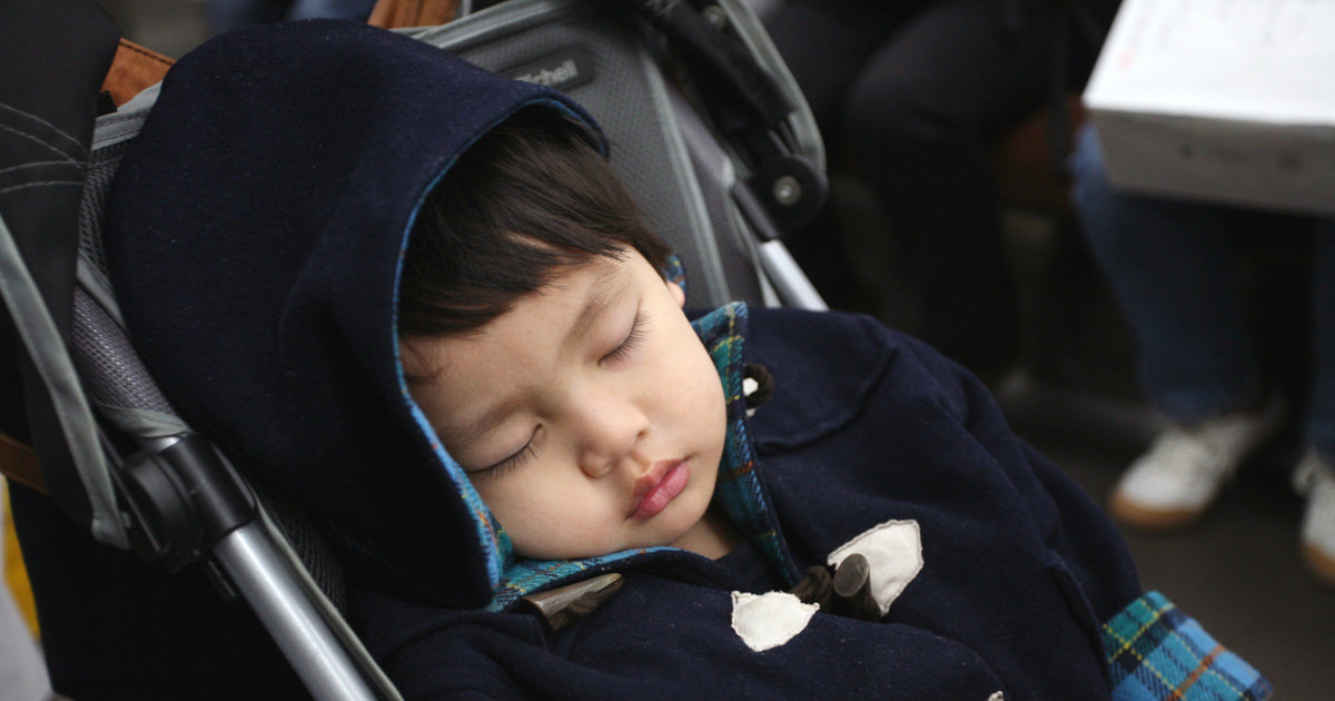 帰宅後になかなか寝てくれない…。外出時の赤ちゃんの睡眠で気を付けるべきこと