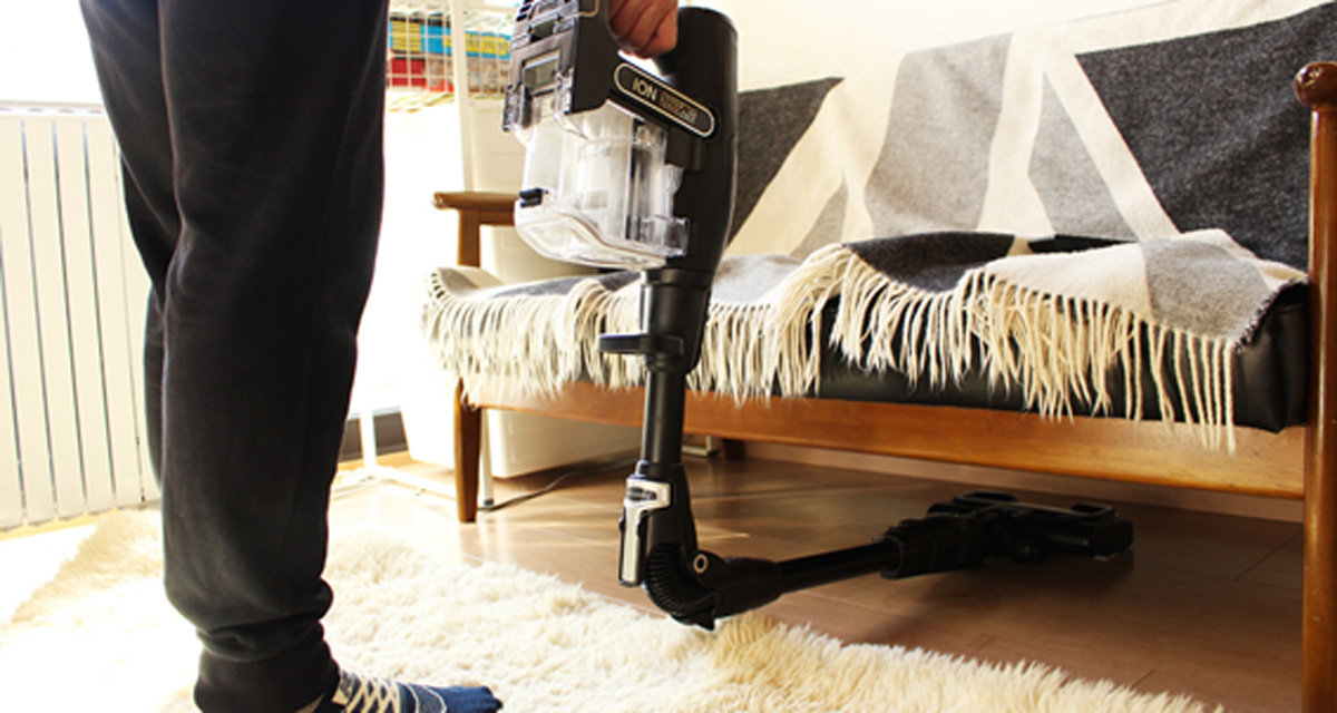 ボタン1つでぐにゃりと曲がる！シャークの充電式コードレスクリーナー「Shark EVOFLEX S10」の実力は？家menのパパ友が最新家電を体験レビュー！⑨