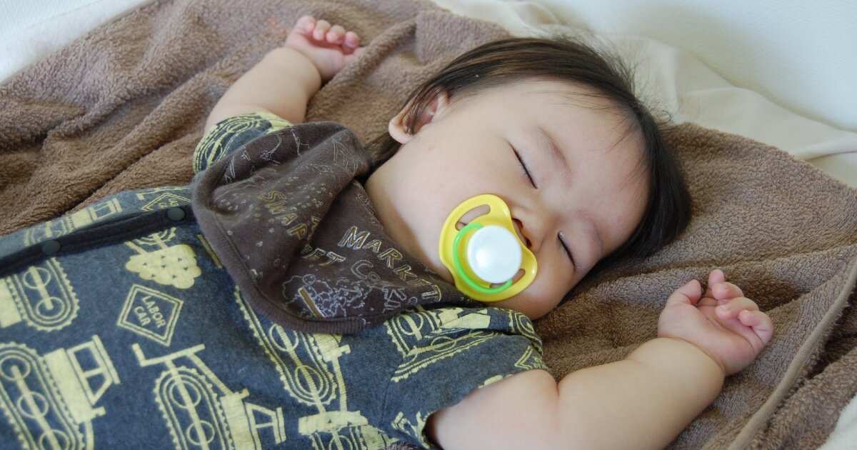 おしゃぶりでの寝かしつけはいけないこと？卒業の仕方、使用上の注意を解説