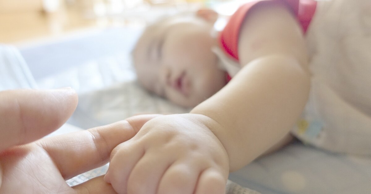 赤ちゃんが寝返りで起きて泣いてしまう？安全・快適にぐっすり寝られるよう注意したいこと