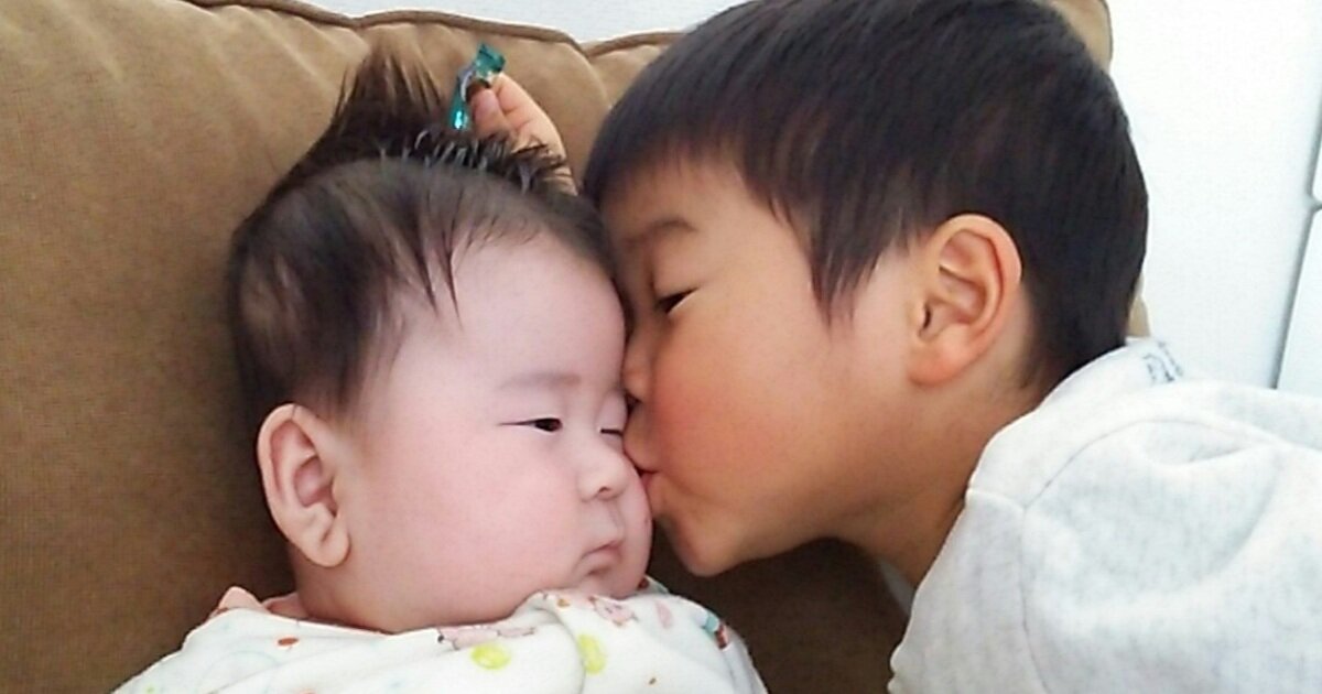 ２人一緒は難しい！きょうだいの寝かしつけをスムーズにするためのポイント