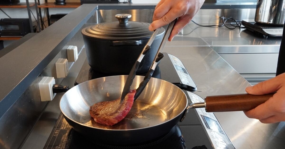 家でもアウトドアでも、家族との距離が縮まる！プロレベルの料理を気軽に作れる「kübell（クーベル）」のステンレスフライパン