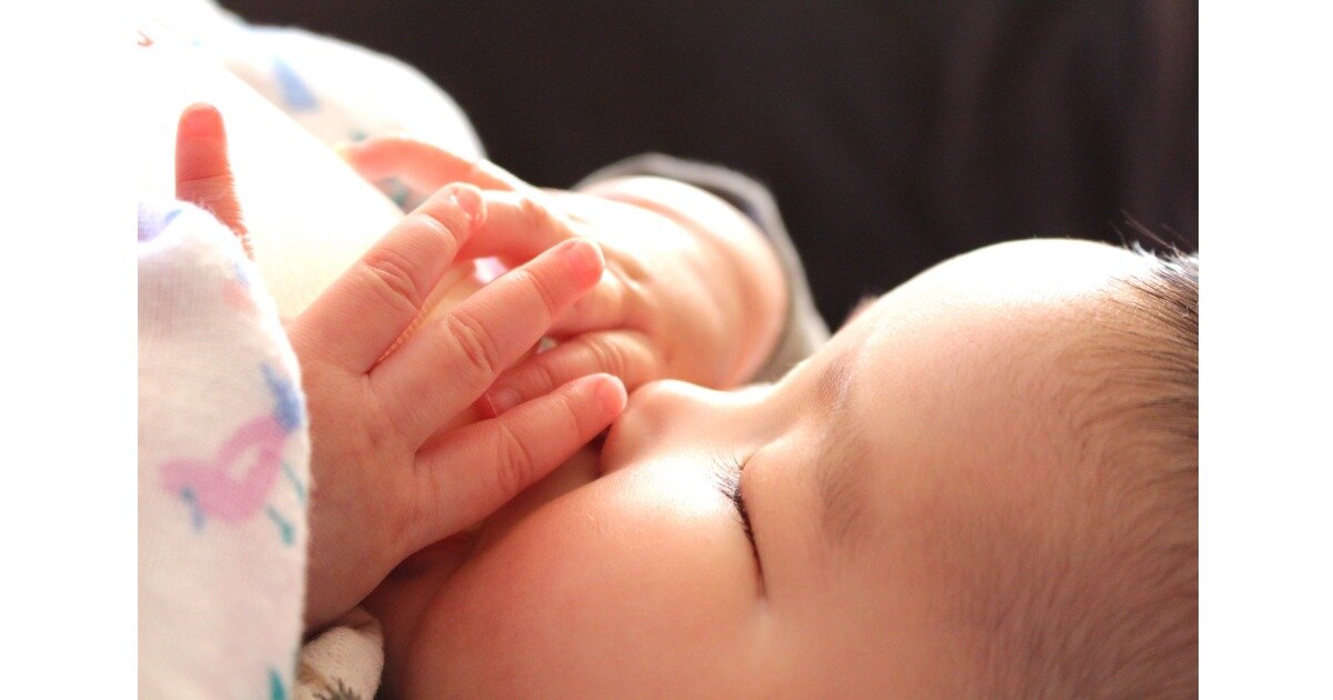 睡眠中や添い乳にもリスクが！赤ちゃんを窒息死から守るには？