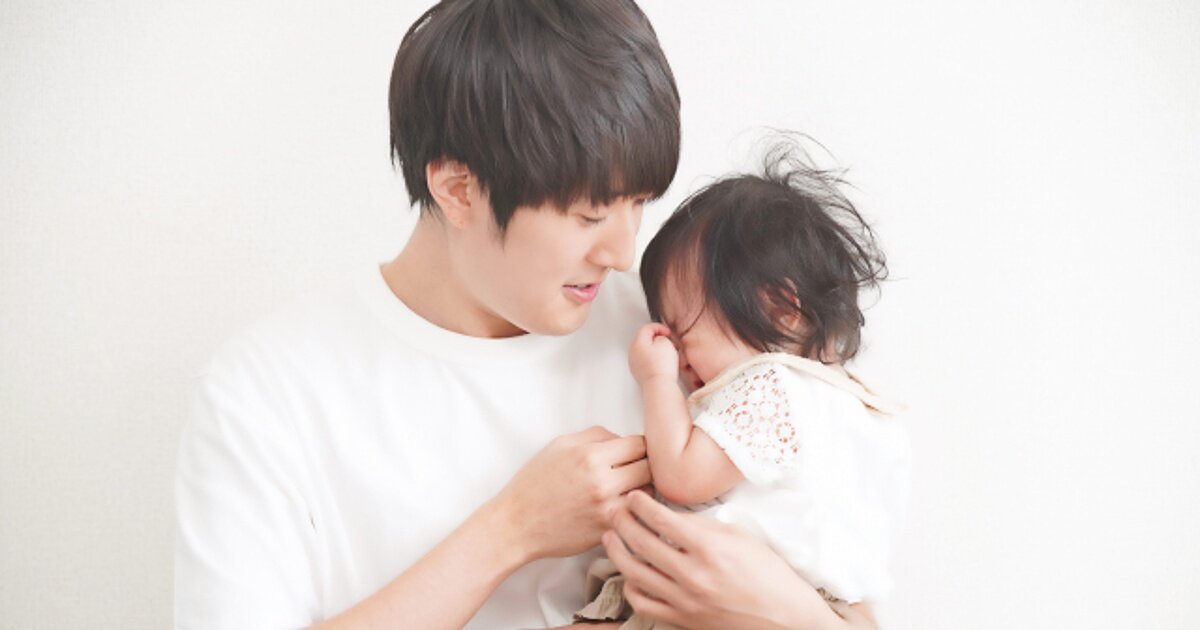 寝ることができず泣いてしまう！赤ちゃんの「寝ぐずり」の原因と対処法